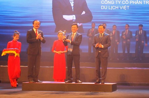 Ông Trần Văn Long - Tổng Giám đốc Viet Media Travel vinh dự nhận giải thưởng Doanh nhân trẻ tiêu biểu năm 2017